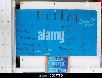 Le menu bleu peint à la main pour les matières grasses chaudes, un camion alimentaire. Sur l'île Monhegan dans le Maine. Banque D'Images