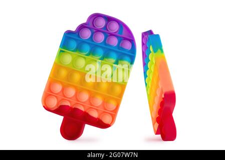 Pop IT jouet de violon tendance pour enfants isolé sur fond blanc. Jouet sensoriel en silicone de couleur arc-en-ciel. Gadget antistress. Banque D'Images