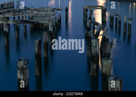 Old Pier pidings dans l'eau calme et paisible la nuit Banque D'Images