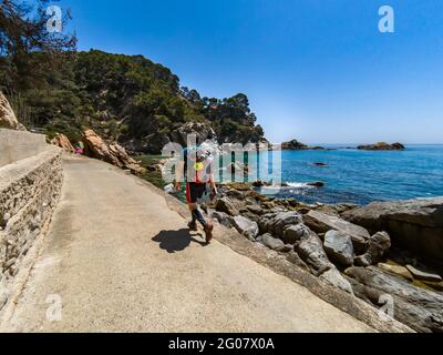 Vacances de randonnée le long du sentier côtier espagnol de la Costa Brava, également connu sous le nom de GR92 Cami de Ronda, en passant par une crique près de Lloret de Mar Banque D'Images