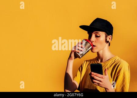 Faible angle de sérieux afro-américain adolescent mâle avec afro coiffure tenant le basket-ball pendant l'entraînement dans le parc Banque D'Images