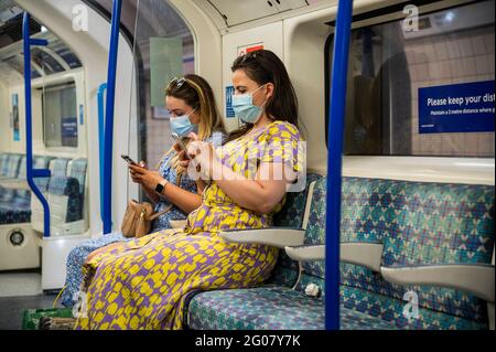 Londres, Royaume-Uni. 1er juin 2021. Le métro est parfois calme alors que la prochaine étape de l'assouplissement du verrouillage national se poursuit. Crédit : Guy Bell/Alay Live News Banque D'Images