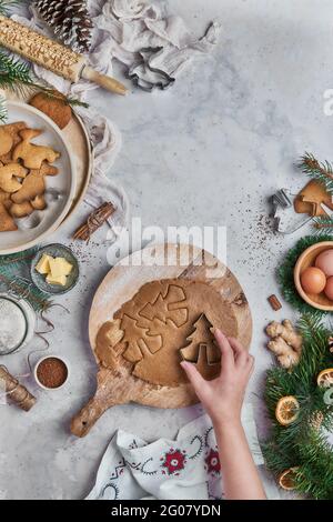Vue de dessus d'une femme anonyme préparant des desserts pour noël à une table avec des décorations de noël Banque D'Images