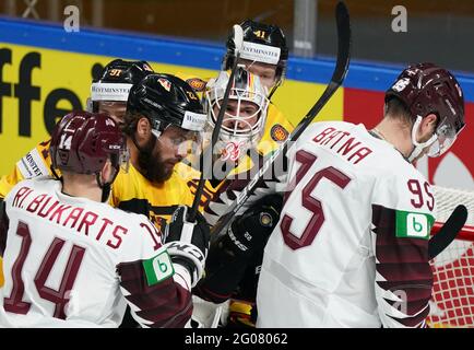 Riga, Lettonie. 1er juin 2021. Hockey sur glace: Championnat du monde, tour préliminaire, groupe B, Allemagne - Lettonie: Allemagne et joueurs lettons. Credit: Roman Koksarov/dpa/Alay Live News Banque D'Images