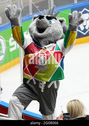 Riga, Lettonie. 1er juin 2021. Hockey sur glace: Championnat du monde, tour préliminaire, Groupe B, Allemagne - Lettonie: La mascotte hale les spectateurs. Credit: Roman Koksarov/dpa/Alay Live News Banque D'Images