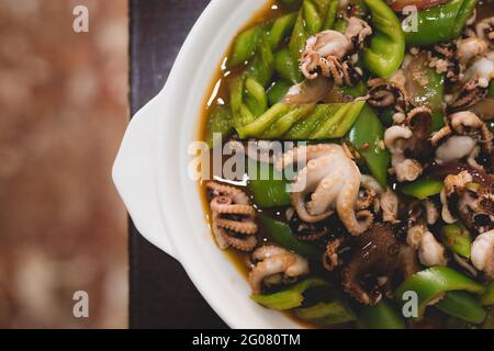 Bol de ramen épicé traditionnel chaud sur une table en bois Dans un restaurant asiatique Banque D'Images