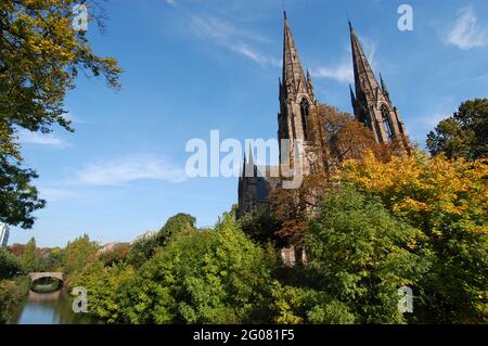 FRANCE, BAS-RHIN (67), STRASBOURG, ST. L'ÉGLISE PAUL ET LA RIVIÈRE AAR Banque D'Images