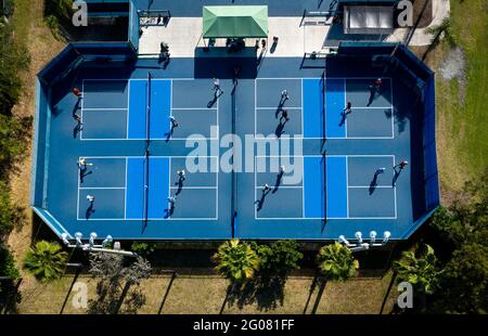 Delray Beach, Floride, États-Unis. 24 mars 2021. Quatre courts sont remplis de personnes jouant des matchs de paddleball du matin au centre de tennis de Delray Beach. Crédit : Greg Lovett/Palm Beach Post/ZUMA Wire/Alay Live News Banque D'Images