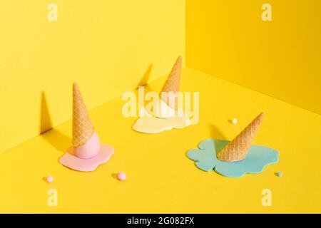 Crème glacée Mockup bleu, jaune et rose en gaufre sur fond jaune représentant le concept d'été Banque D'Images