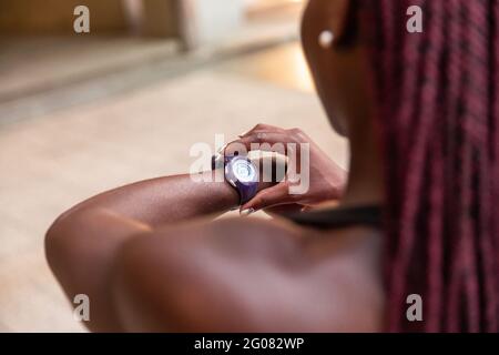 African American Sportswoman temps de réglage Banque D'Images