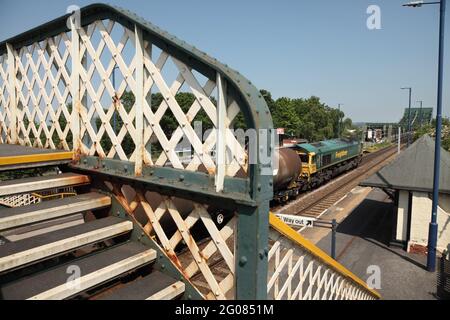 Freightliner classe 66 loco 66555 transportant le service de raffinerie de pétrole Ipswich de 0914 à Lindsey via la station Althorpe, Lincs, le 1/6/21. Banque D'Images