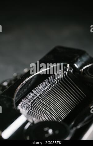 Gros plan sur les types et le mécanisme de la machine à écrire rétro Banque D'Images