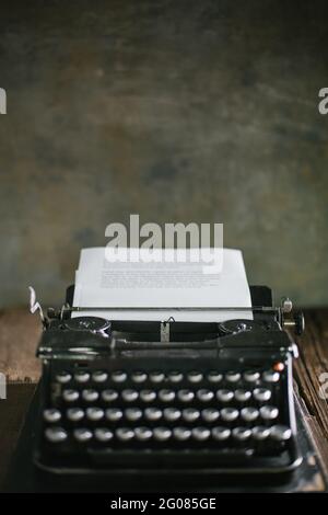 Machine à écrire rétro vintage sur une ancienne table en bois Banque D'Images