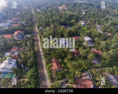 Hikkkaduwa, Sri Lanka, 1.12.2020 - vue aérienne des chemins de fer dans la verdure tropicale Banque D'Images