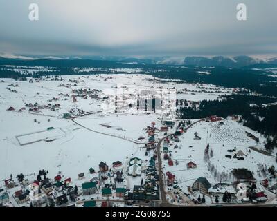 Vue aérienne de la forêt de pins et de la petite ville de Zabljak Banque D'Images