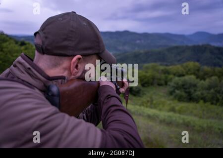 Jeune homme chasse la faune dans la nature Banque D'Images