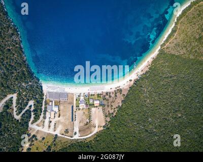 Tir de drone directement au-dessus des eaux cristallines de la plage d'Antisamos à Kefalonia, Grèce Banque D'Images