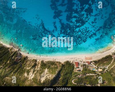 Directement au-dessus de l'eau cristalline de la plage de Petani à Kefalonia Banque D'Images
