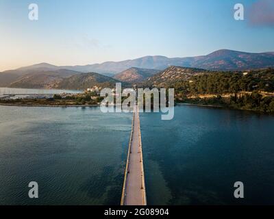 Magnifique pont piétonnier sur l'eau à Argostoli reliant les deux côtés de la ville Banque D'Images