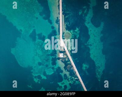 Directement au-dessus du pont de Bosset dans la ville d'Argostoli sur la Kefalonia Banque D'Images