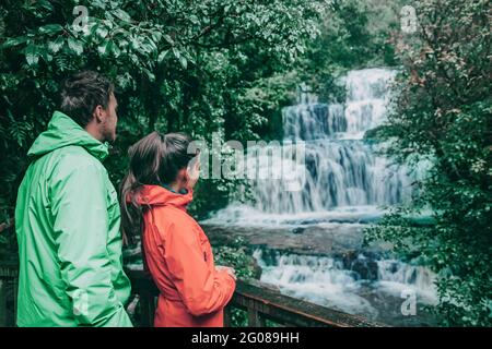 Les touristes néo-zélandais au paysage de la chute d'eau. Les gens qui regardent les chutes de Purakuunui, une célèbre cascade dans la rivière Purakuunui dans les Catlins de Banque D'Images