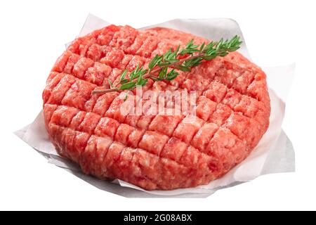 Viandes de bœuf hachées brutes pour hamburgers isolés sur fond blanc. Viande crue pour hamburgers. Côtelettes de bœuf. Banque D'Images