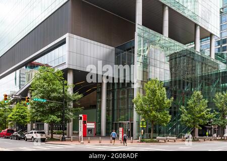CHARLOTTE, NC, USA-30 MAI 2021 : gros plan de l'entrée au Bank of America Center, avec deux personnes marchant vers l'entrée. Banque D'Images