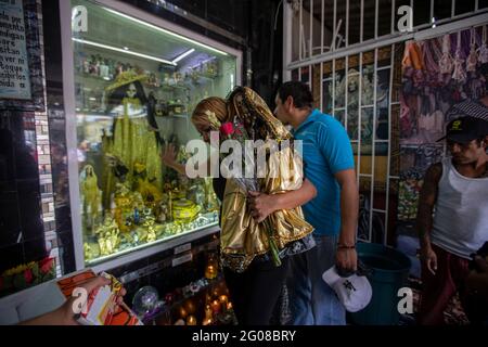 1er juin 2021, Mexico, Mexico, Mexique: Un fidèle tient une statue de Santa Muerte, en arrivant à l'autel de Santa Muerte dans la ville de Tepito, dans le cadre des célébrations qui ont eu lieu le premier jour de chaque mois, des centaines de fidèles assistent pour la vénérer, remerciez pour les faveurs et les promesses tenues que cette déité leur a accordées. La Santa Muerte ou Santisima Muerte est une figure mexicaine populaire qui personnifie la mort et est un objet de culte, les dévotés d'elle sont généralement perçus comme des personnes associées à la criminalité, l'activité des gangs, la prostitution, le trafic de drogue. Activé Banque D'Images
