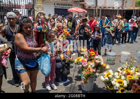 1er juin 2021, Mexico, Mexico, Mexique: Un fidèle tient une statue de Santa Muerte, en arrivant à l'autel de Santa Muerte dans la ville de Tepito, dans le cadre des célébrations qui ont eu lieu le premier jour de chaque mois, des centaines de fidèles assistent pour la vénérer, remerciez pour les faveurs et les promesses tenues que cette déité leur a accordées. La Santa Muerte ou Santisima Muerte est une figure mexicaine populaire qui personnifie la mort et est un objet de culte, les dévotés d'elle sont généralement perçus comme des personnes associées à la criminalité, l'activité des gangs, la prostitution, le trafic de drogue. Activé Banque D'Images