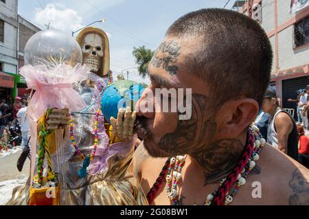 1er juin 2021, Mexico, Mexico, Mexique: Un fidèle tient une statue de Santa Muerte, en arrivant à l'autel de Santa Muerte dans la ville de Tepito, dans le cadre des célébrations qui ont eu lieu le premier jour de chaque mois, des centaines de fidèles assistent pour la vénérer, remerciez pour les faveurs et les promesses tenues que cette déité leur a accordées. La Santa Muerte ou Santisima Muerte est une figure mexicaine populaire qui personnifie la mort et est un objet de culte, les dévotés d'elle sont généralement perçus comme des personnes associées à la criminalité, l'activité des gangs, la prostitution, le trafic de drogue. Activé Banque D'Images