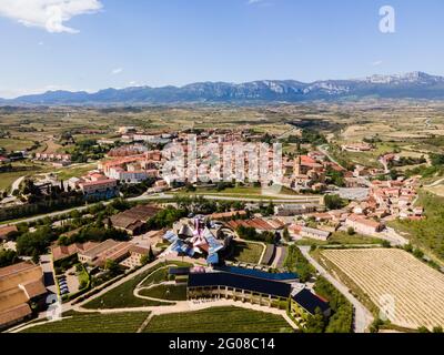 Elciego, Espagne - 16 mai 2021 : vue aérienne du domaine viticole et de l'hôtel de marques de Riscal à Alava, pays basque, conçu par le célèbre architecte Frank G Banque D'Images