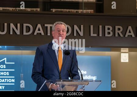 Le maire Bill de Blasio prend la parole lors de la cérémonie d'ouverture de la bibliothèque de la Fondation Stavros Niarchos à New York le 1er juin 2021. Après un retard dû à la pandémie de COVID-19, la succursale principale de NYPL a été officiellement ouverte après plus de 200 millions de dollars de rénovation. La nouvelle bibliothèque dispose désormais d'un espace dédié pour les enfants et les adolescents ainsi que d'un étage amélioré pour l'éducation et le travail en matière d'affaires et de technologie. Le bâtiment dispose désormais d'équipements sur le toit, dont un espace événementiel et un espace extérieur avec un petit jardin. (Photo de Lev Radin/Sipa USA) Banque D'Images