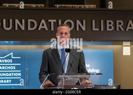 Le président de la NYPL, Anthony Marx, s'exprime lors de la cérémonie d'ouverture de la bibliothèque de la Fondation Stavros Niarchos à New York le 1er juin 2021. Après un retard dû à la pandémie de COVID-19, la succursale principale de NYPL a été officiellement ouverte après plus de 200 millions de dollars de rénovation. La nouvelle bibliothèque dispose désormais d'un espace dédié pour les enfants et les adolescents ainsi que d'un étage amélioré pour l'éducation et le travail en matière d'affaires et de technologie. Le bâtiment dispose désormais d'équipements sur le toit, dont un espace événementiel et un espace extérieur avec un petit jardin. (Photo de Lev Radin/Sipa USA) Banque D'Images