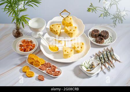 Fromages jaunes et biscuits sur une table Banque D'Images