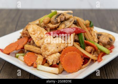 Sauté épicé de noix de cajou, de poulet, de maïs et de carottes pour un mélange parfait d'explosion de saveur. Banque D'Images