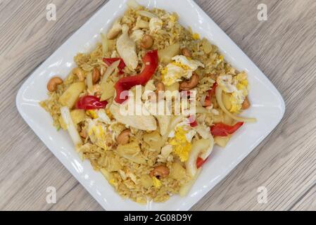 Vue en hauteur d'un énorme tas de riz frit à l'ananas recouvert de viande et de légumes. Une assiette pour combler ce besoin épicé. Banque D'Images