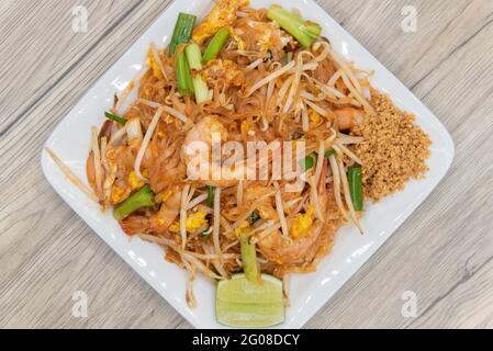 Vue en hauteur d'une grande pile de pousses de haricots et de légumes sautés accompagnés de crevettes thaïlandaises épicées pour une délicieuse explosion de saveurs. Banque D'Images