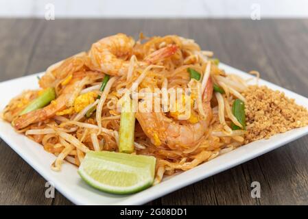 Une grande pile de pousses de haricots et des légumes sautés accompagnés de crevettes thaïlandaises épicées pour une délicieuse explosion de saveur. Banque D'Images