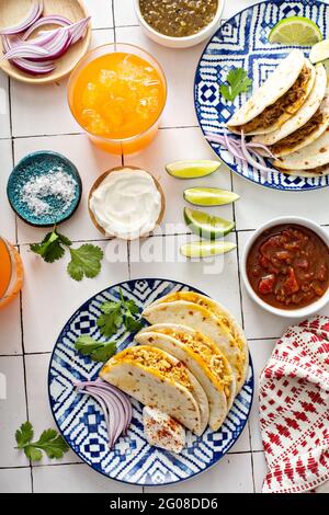 Tacos cuits au four avec poulet tiré et bœuf râpé Banque D'Images