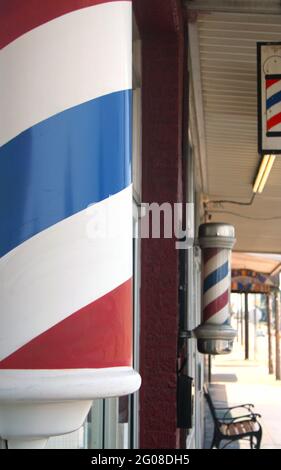 Affiches du salon de coiffure dans la petite ville Banque D'Images