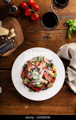 Salade d'antipasti italiens avec salami, cœurs d'artichaut et olives Banque D'Images