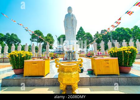 Architecture le temple presbytère Dai Tong Lam mouing Sunshine, qui attire les touristes à visiter spirituellement et prier Bouddha à Vung Tau, Vietnam Banque D'Images