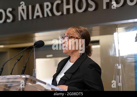 Caryl Matute, directrice principale de NYPL, parle lors de la cérémonie d'ouverture de la bibliothèque de la Fondation Stavros Niarchos. Après un retard dû à la pandémie de COVID-19, la succursale principale de NYPL a été officiellement ouverte après plus de 200 millions de dollars de rénovation. La nouvelle bibliothèque dispose désormais d'un espace dédié pour les enfants et les adolescents, y compris une salle d'enregistrement ainsi qu'un étage amélioré pour l'éducation et le travail en matière d'affaires et de technologie. Le bâtiment dispose désormais d'équipements sur le toit, dont un espace événementiel et un espace extérieur avec un petit jardin. La conception pour la rénovation a été faite par la société Mecanoo des pays-Bas et Beyer Blinder Bell Banque D'Images