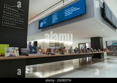 Vue intérieure de la bibliothèque de la Fondation Stavros Niarchos récemment redessinée. Après un retard dû à la pandémie de COVID-19, la succursale principale de NYPL a été officiellement ouverte après plus de 200 millions de dollars de rénovation. La nouvelle bibliothèque dispose désormais d'un espace dédié pour les enfants et les adolescents, y compris une salle d'enregistrement ainsi qu'un étage amélioré pour l'éducation et le travail en matière d'affaires et de technologie. Le bâtiment dispose désormais d'équipements sur le toit, dont un espace événementiel et un espace extérieur avec un petit jardin. Le projet de rénovation a été réalisé par la société Mecanoo des pays-Bas et Beyer Blinder Belle Architects & Planners LLP. Principal Banque D'Images