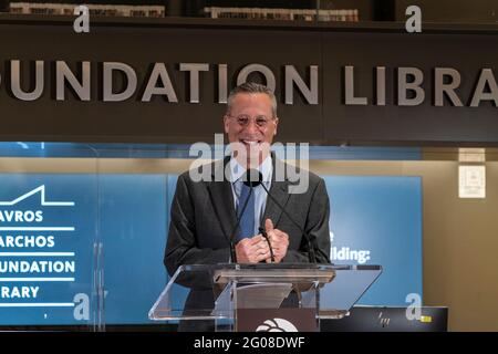 Le président de NYPL, Anthony Marx, s'exprime lors de la cérémonie d'ouverture de la bibliothèque de la Fondation Stavros Niarchos. Après un retard dû à la pandémie de COVID-19, la succursale principale de NYPL a été officiellement ouverte après plus de 200 millions de dollars de rénovation. La nouvelle bibliothèque dispose désormais d'un espace dédié pour les enfants et les adolescents, y compris une salle d'enregistrement ainsi qu'un étage amélioré pour l'éducation et le travail en matière d'affaires et de technologie. Le bâtiment dispose désormais d'équipements sur le toit, dont un espace événementiel et un espace extérieur avec un petit jardin. La conception pour la rénovation a été réalisée par la société Mecanoo des pays-Bas et Beyer Blinder Belle Arch Banque D'Images