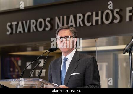 Le président du conseil d'administration de NYPL, Evan Chesler, prend la parole lors de la cérémonie d'ouverture de la bibliothèque de la Fondation Stavros Niarchos. Après un retard dû à la pandémie de COVID-19, la succursale principale de NYPL a été officiellement ouverte après plus de 200 millions de dollars de rénovation. La nouvelle bibliothèque dispose désormais d'un espace dédié pour les enfants et les adolescents, y compris une salle d'enregistrement ainsi qu'un étage amélioré pour l'éducation et le travail en matière d'affaires et de technologie. Le bâtiment dispose désormais d'équipements sur le toit, dont un espace événementiel et un espace extérieur avec un petit jardin. La conception pour la rénovation a été faite par la société Mecanoo des pays-Bas et Beyer B. Banque D'Images