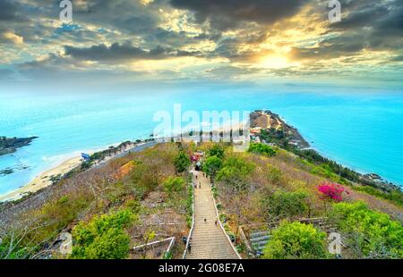 Vue aérienne sur Vung Tau, Vietnam qui est la ville balnéaire populaire. Il y a un petit bâtiment bondé près de la mer et de la montagne. Banque D'Images