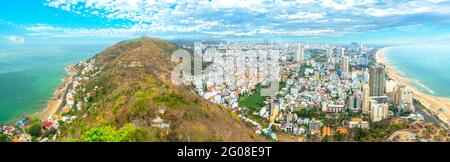 Vue aérienne sur Vung Tau, Vietnam qui est la ville balnéaire populaire. Il y a un petit bâtiment bondé près de la mer et de la montagne. Banque D'Images