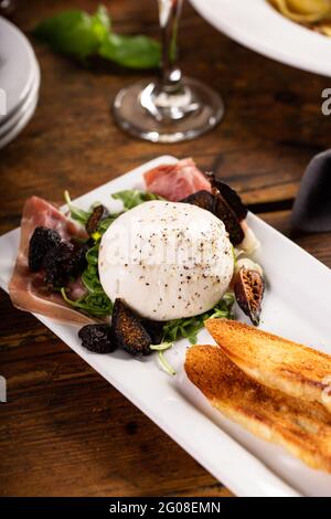 Assiette de hors-d'œuvre italienne avec burrata et prosciutto Banque D'Images