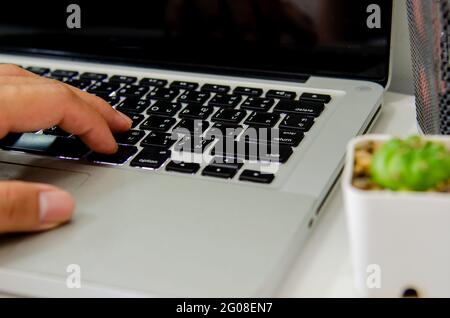 gros plan saisie manuelle d'un clavier ordinateur portable sur le bureau. Banque D'Images